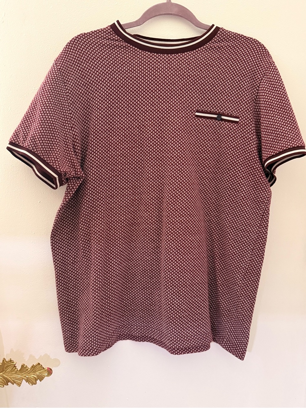 Denim & Flower Burgundy Micro-Pattern Short Sleeve Tee